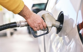 92号重返6元时代！今晚油价下调：加满一箱油能少花10.5元！