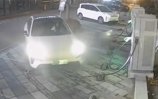 个人素质碎了一地！女子充电后乱扔充电枪还开车碾压 ！