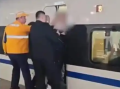 上海一女子阻挡高铁关门?假 突发身体不适被车门夹住！