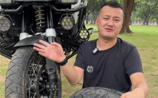 30万的宝马摩托骑了800公里车胎严重磨损 车主背着半条轮胎飞到意大利维权 !