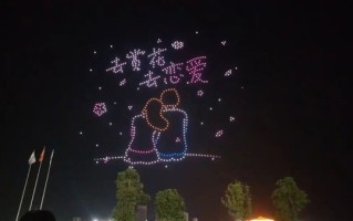 一高校用无人机矩阵发10天春假通知：喊话学生“去赏花去恋爱”!