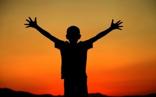 爸爸低头玩手机：孩子冲上马路被撞 ！