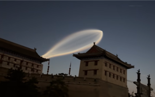 西安上空不明飞行物有长拖尾 专业人士揭秘：实为火箭云！