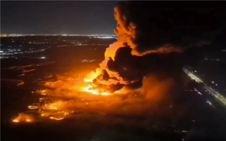 现场火光冲天 阿根廷一飞机坠毁爆炸：至少20人受伤 !