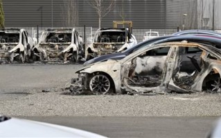 破坏事件频发！法国一特斯拉经销商遭人为纵火 12辆新车烧成骨架！