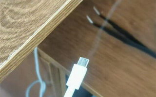 呲呲冒白烟 速查这种充电线 赶紧拔掉！