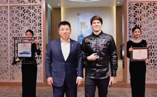 红旗金葵花首辆千万级定制国礼车型交付：车主是个外国人！
