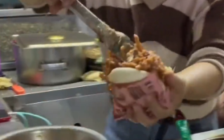 阿姨卖夹饼90度敞开往里塞肉：分量超级足！