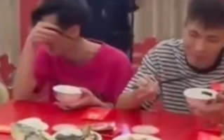 2个弟弟送姐姐出嫁 吃分家饭时憋笑 网友：两人“差点把饭喷对方脸上”！