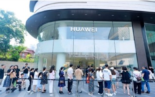 华为Pura80系列开售即“疯狂” 网友称挤15分钟才能摸到真机！