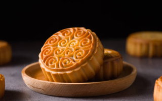 卖不完的月饼都去哪儿了 过期转为饲料收购1吨1500元！