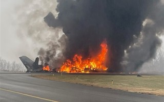 美国一架小型私人飞机坠毁：知名车手一家四口遇难 ！