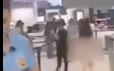 因签证逾期居留被警方要求支付罚款 越南女子裸体大闹菲律宾机场！