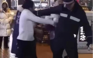 女子大唐不夜城景区卖发簪被拦后打骂保安 当地网友发声！