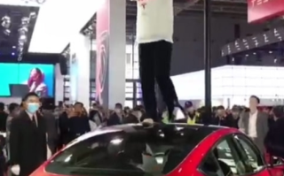 当事人赔偿17万元！特斯拉高管再谈刹车门事件：车主跳出来维护我们 解释这车有多好！