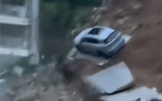 陕西一小区突发塌方 多车被埋！一SUV踩着水泥块平滑落地！