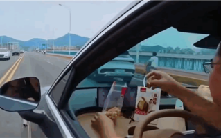 驾车时吃饭喝饮料 男子频繁炫耀智驾功能被查：罚款加扣分！
