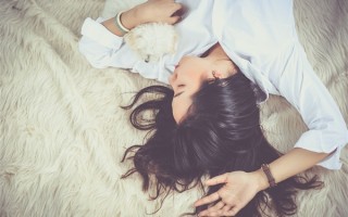 想财富自由最好别睡觉！最新研究：收入越高睡眠越少！