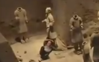 警方:跳进兵马俑坑男子有精神疾病！
