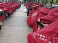 网友称赞雨天给顾客电瓶车搭雨披 胖东来：一直有这项服务！