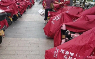 网友称赞雨天给顾客电瓶车搭雨披 胖东来：一直有这项服务！