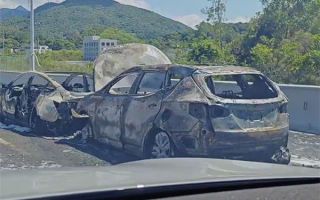 特斯拉被油车追尾引燃烧报废 车主：电池安全 下次还买！