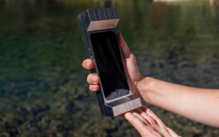 重2.7公斤的实心不锈钢手机壳：就是故意的！要价1500元！