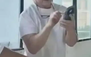 71岁成龙现身成都毛坯房盯装修 身材健壮不显老！