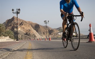 公路自行车爱好者戴耳机骑行撞倒路人：被判赔近30万！