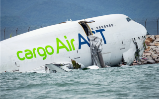 波音货机降落冲出跑道坠海致2死！香港国际机场回应：疑因失控滑出跑道！