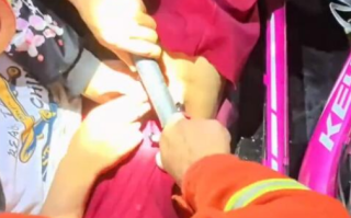 男孩骑车失误刹车把手插进大腿里 消防紧急救援！
