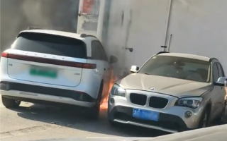 新能源起火自燃 旁边的宝马车主慌了：挪车发现小电瓶没电 ！