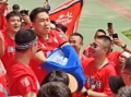 南京球迷被主队包围 秒换淮安红袍！
