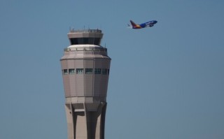 美国多个机场空管无薪上岗：多个城市航班延误 飞行员自行协调滑行、进出！