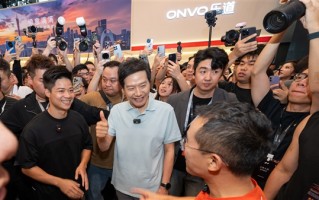 雷军如约现身乐道展台！艾铁成亲自介绍L60！