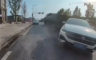 轿车违规掉头被试制装甲车撞了个正着：司机需负全部责任 ！