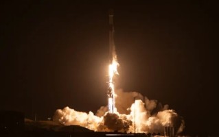 SpaceX再发射13颗可直连手机的星链卫星：每颗重达875公斤！