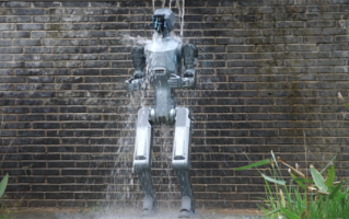 云深处发布DR02人形机器人：具备IP66防护等级 适应全天候户外作业!