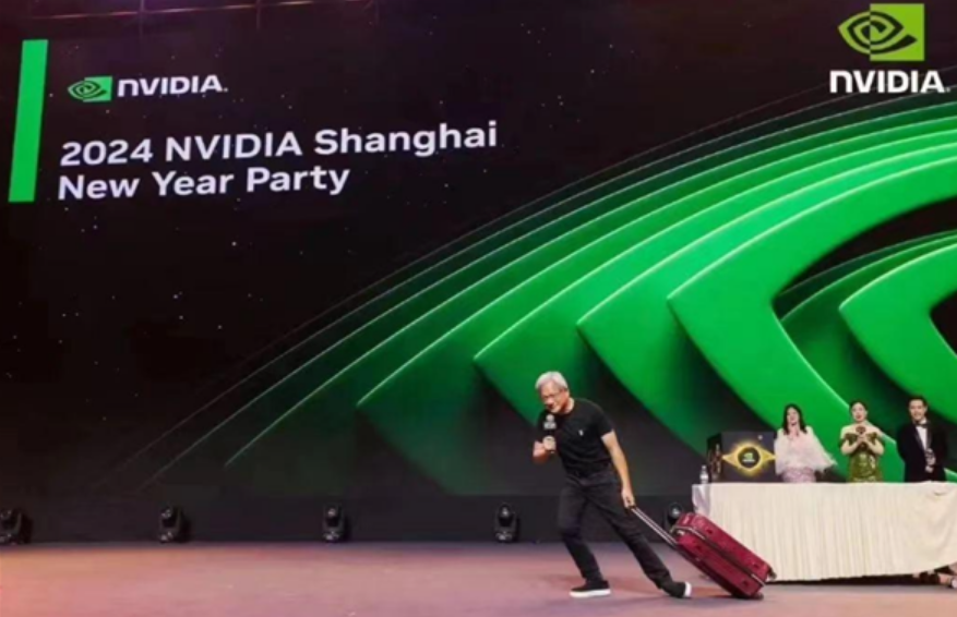黄仁勋突然来中国 穿大花背心扭秧歌参加年会背后：华为起势太猛 感到压力！-第2张图片