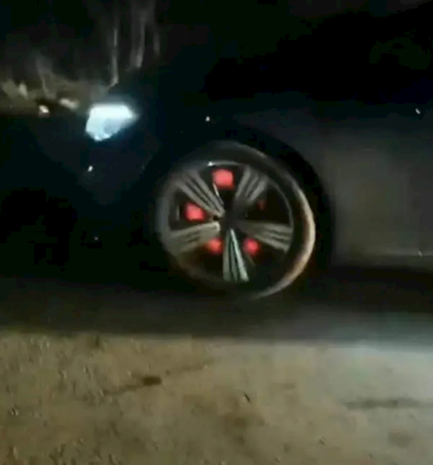 奔驰EQE行驶中起火 厂家：驾驶员同时踩刹车和油门长达18分钟！-第2张图片