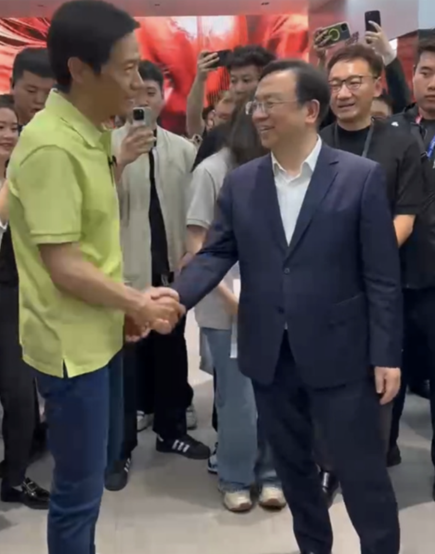 雷军现身比亚迪展台：小米与比亚迪一直都是重要的合作伙伴！-第1张图片