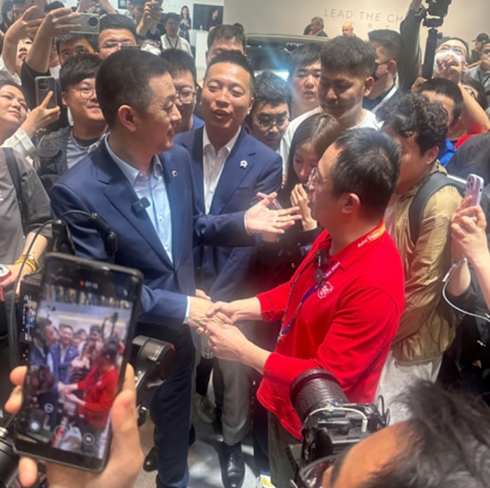 周鸿祎现身蔚来展台：称换电是巨大差异化定位！-第2张图片