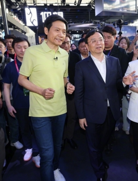 雷军回应北京车展穿绿色T恤衫：避免大家老说撞衫马斯克、乔布斯！-第2张图片