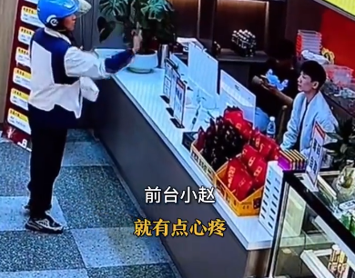 18岁小伙帮聋哑外卖员指路后落泪 小伙一年前还是个“精神小伙”！-第1张图片