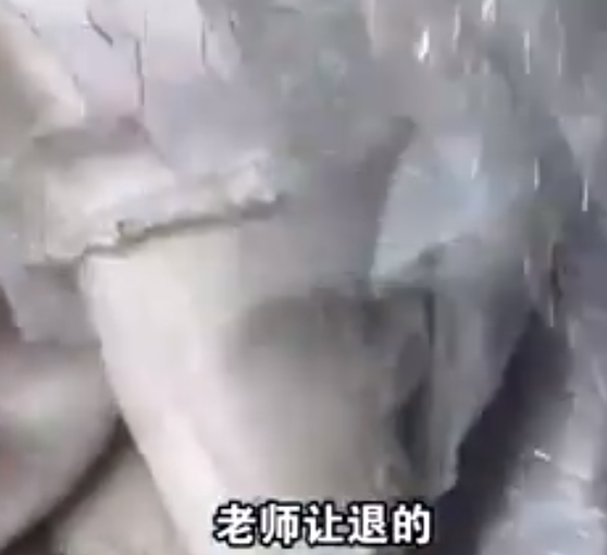 职校学生运动会后集体退超60件裙子 导致店铺被封！-图1