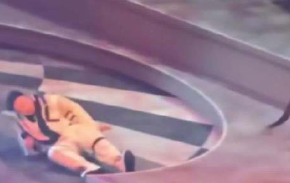 陈奕迅演唱会上疑似被激光笔照射 重重摔倒！