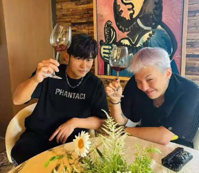 周杰伦晒与权志龙喝酒合照 业内人士爆料两人已悄悄密谋合唱曲！