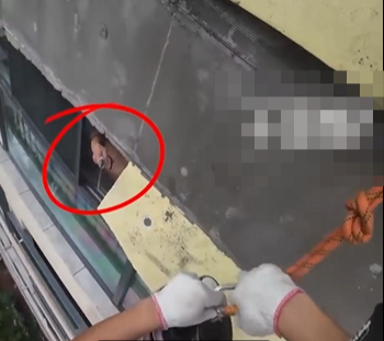 太惊险！重庆业主持刀辱骂高空作业人员被拘