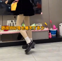 31岁男子因腿型修长走红 有丝袜厂家求合作 本人：没有开拉长特效！-图1