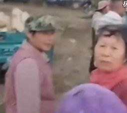 农民突发脑溢血 上百村民帮忙收玉米 网友:太暖心了！-图1